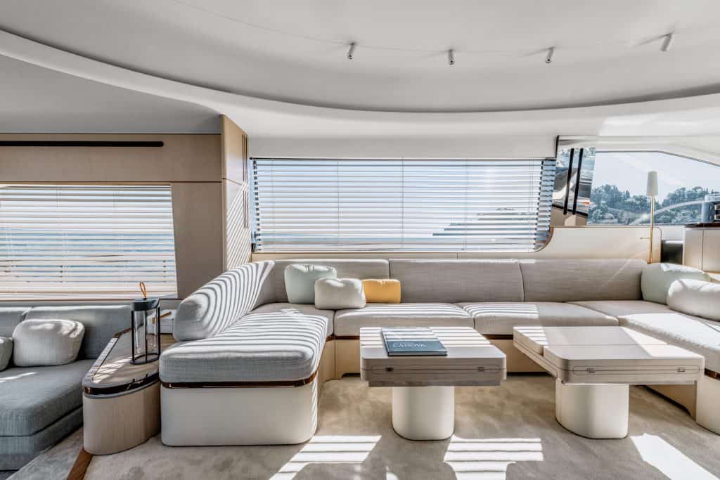 Azimut-Fly68 Dining Area 2
