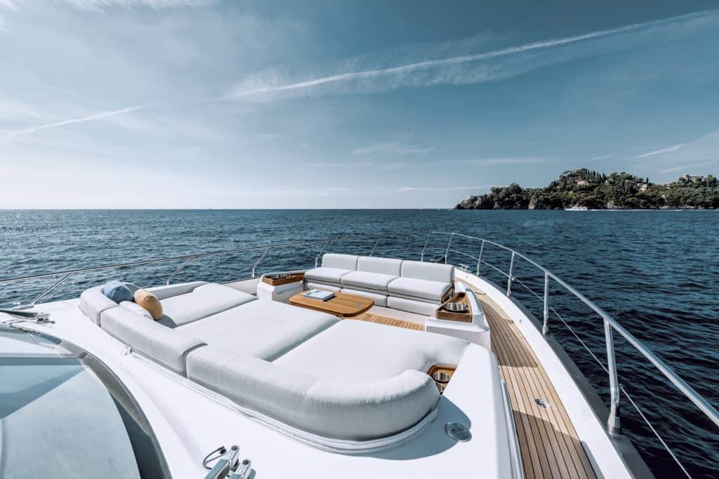Azimut-Fly68 Fore Lounge Area 1