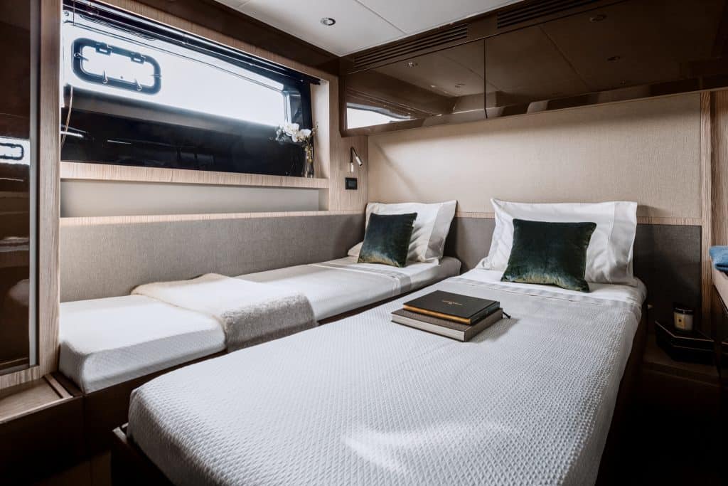 Azimut-A51 VIP Cabin Sliding beds 1_Mid res