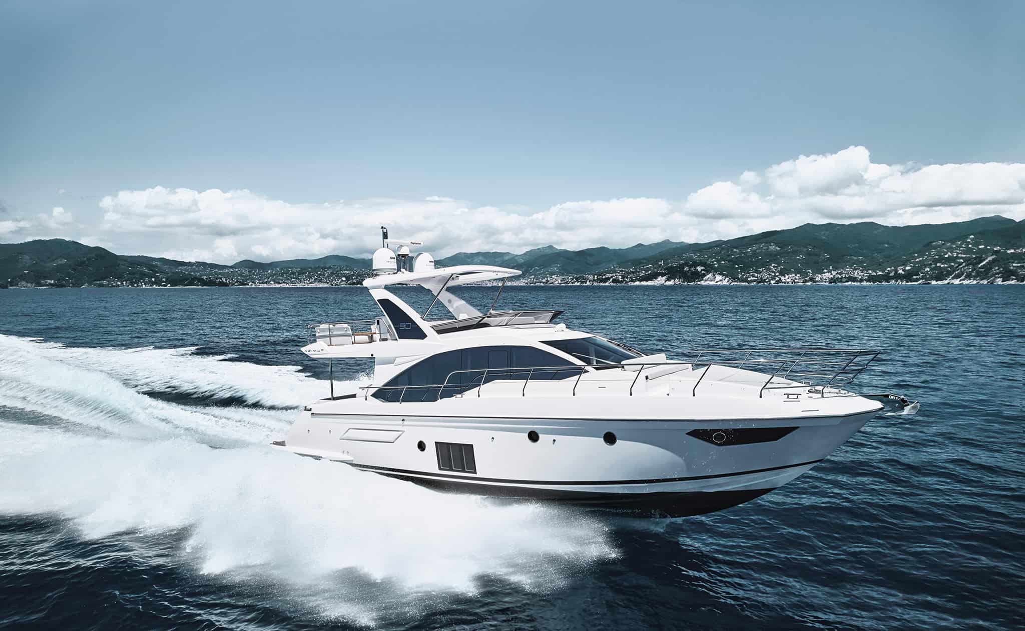 Azimut motor yacht fly series 50 on the water with wake