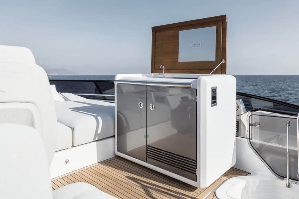 Azimut-Fly53 Flybridge bar open