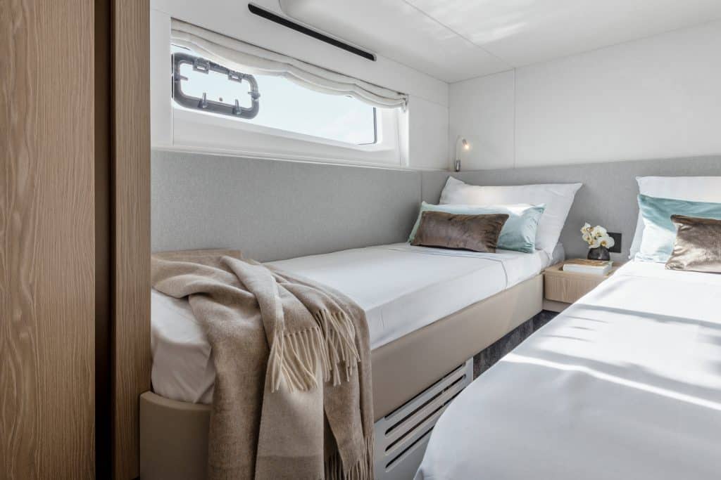 Azimut-Fly53 Guest Cabin