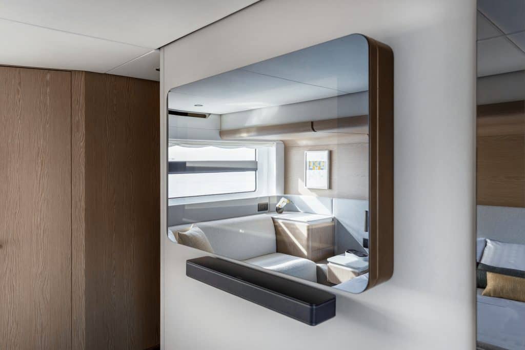 Azimut-Fly53 Owner Cabin Detail