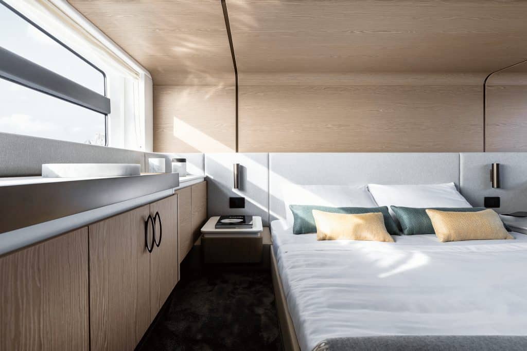 Azimut-Fly53 Owner Suite 3