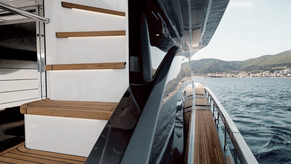 Azimut-Fly78 Side Walkway