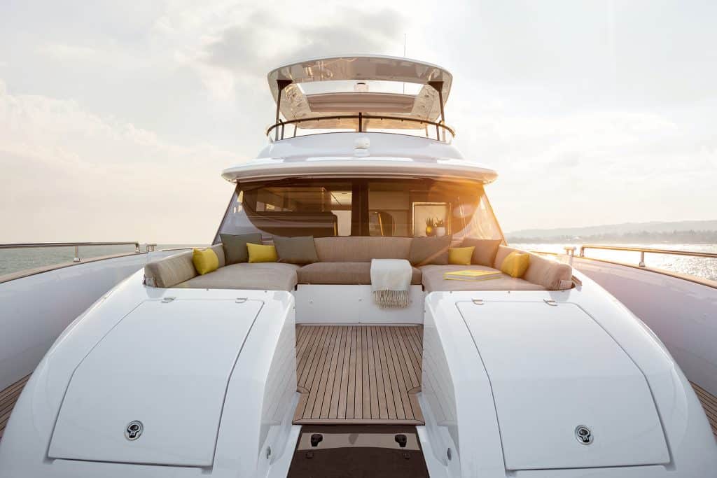 Azimut-Magellano66 Fore Lounge Area 1