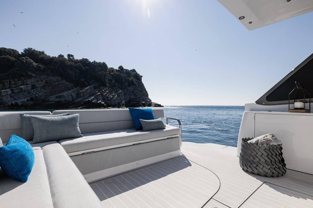 Azimut-Verve 42 Cockpit 3 with Table Lowered