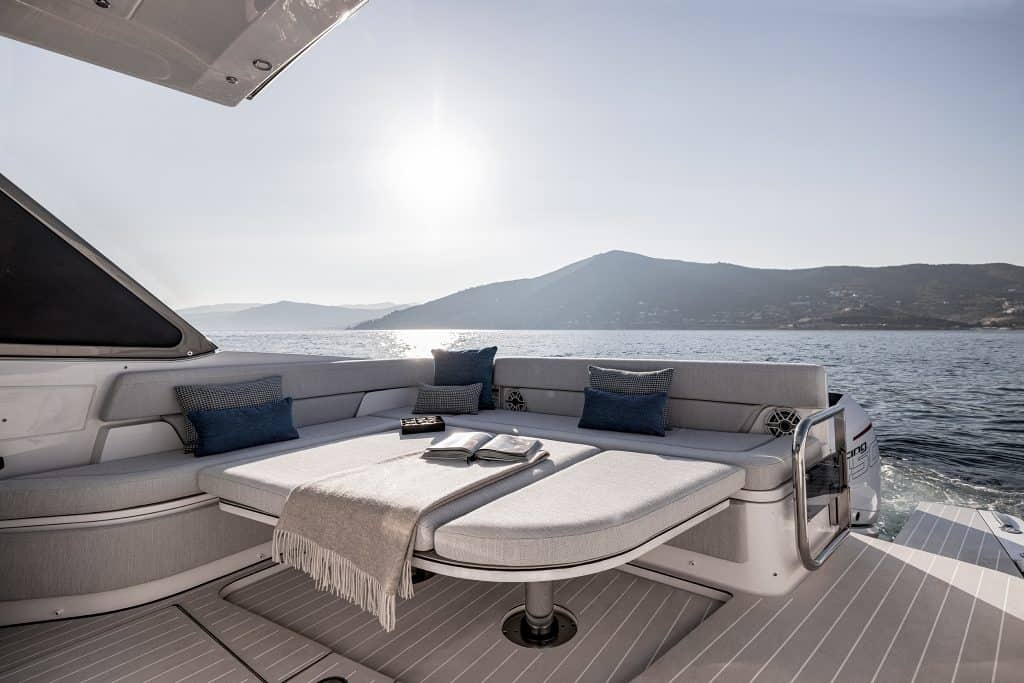 Azimut-Verve 42 Cockpit Sunpad version