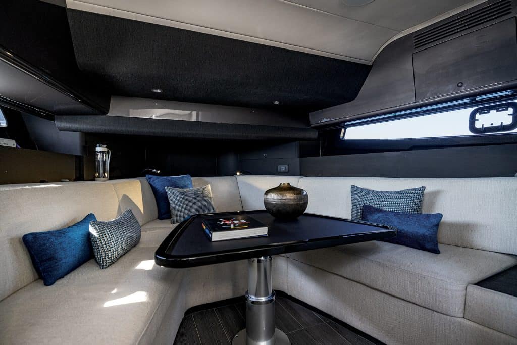 Azimut-Verve 42 Dinette 1