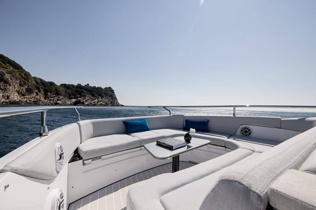 Azimut-Verve 42 Fore Lounge Area 2