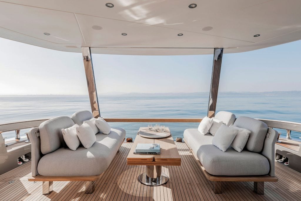 Magellano 25M Cockpit front