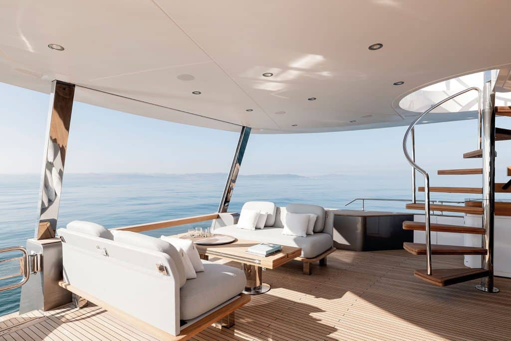 Magellano 25M Cockpit side