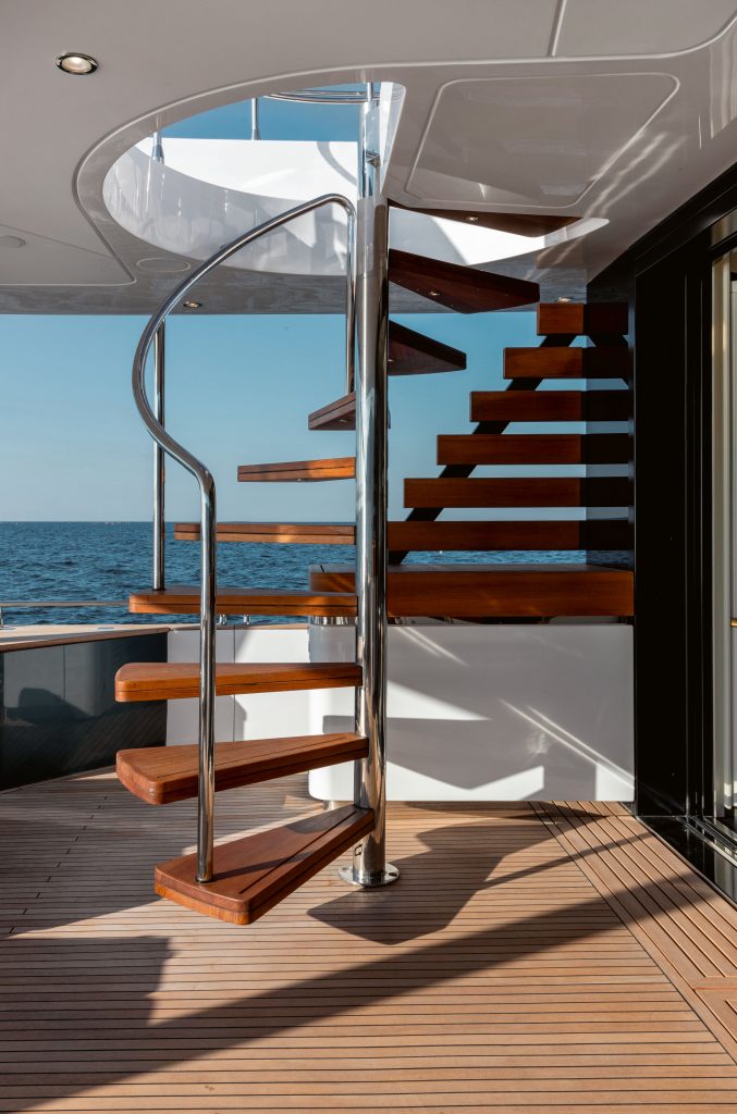 M25METRI Stairs to Flybridge 1