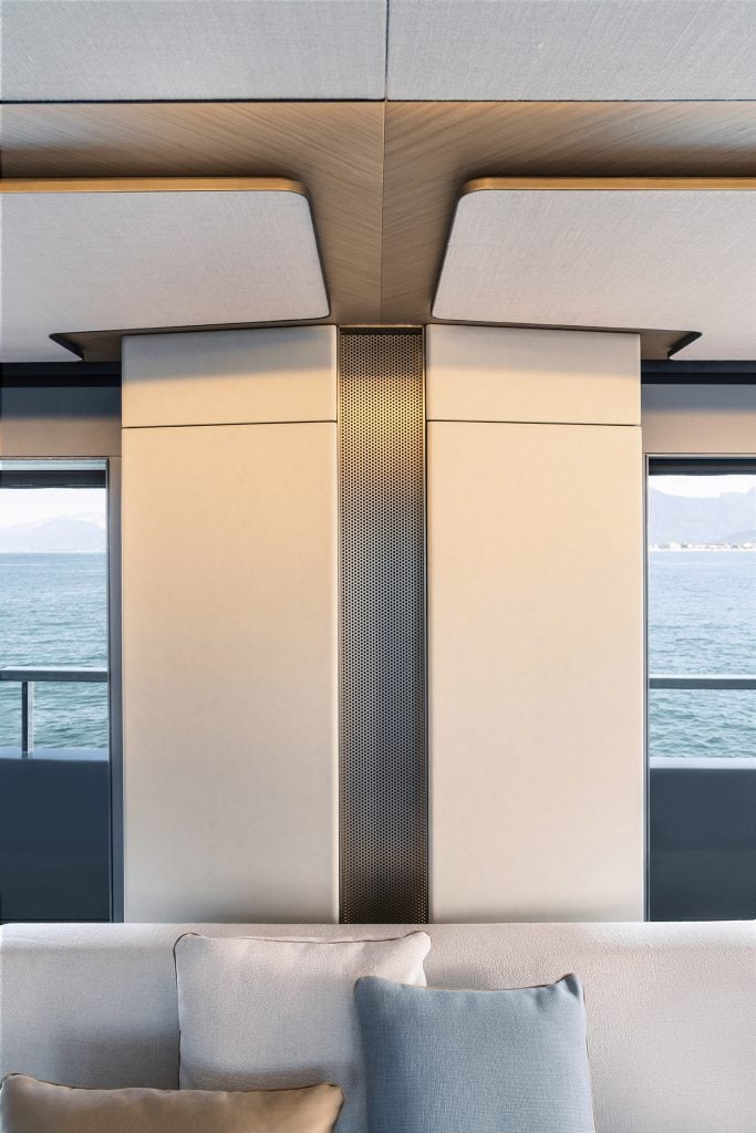 Trideck Main Salon Detail 1