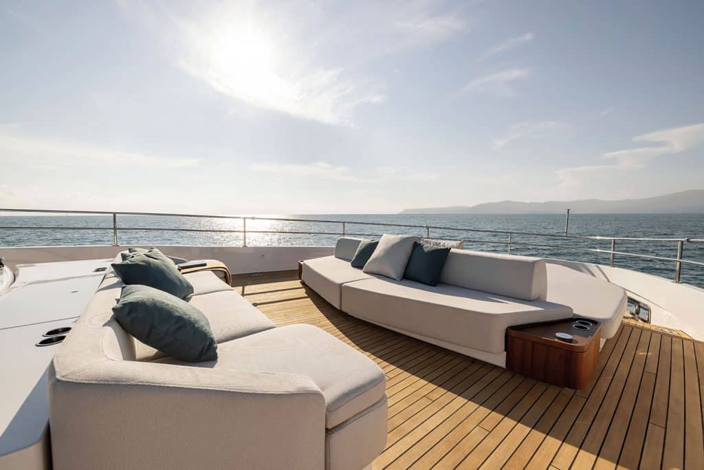 AZIMUT MAGELLANO 30M 2024  Fore Lounge Area_Low Res