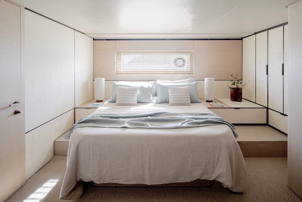 Azimut Seadeck 6_Master cabin