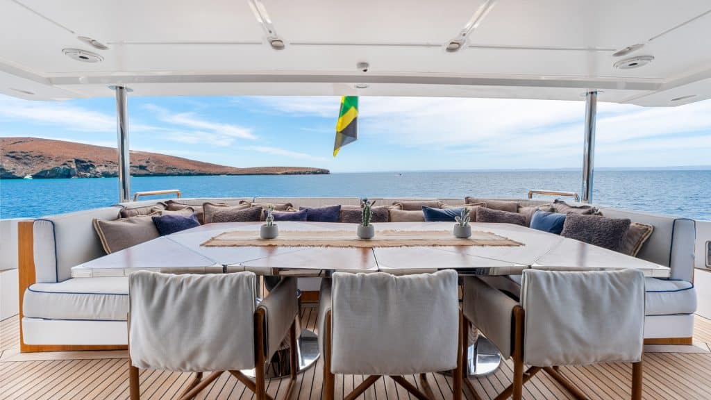 10 Sol Yacht – Maindeck