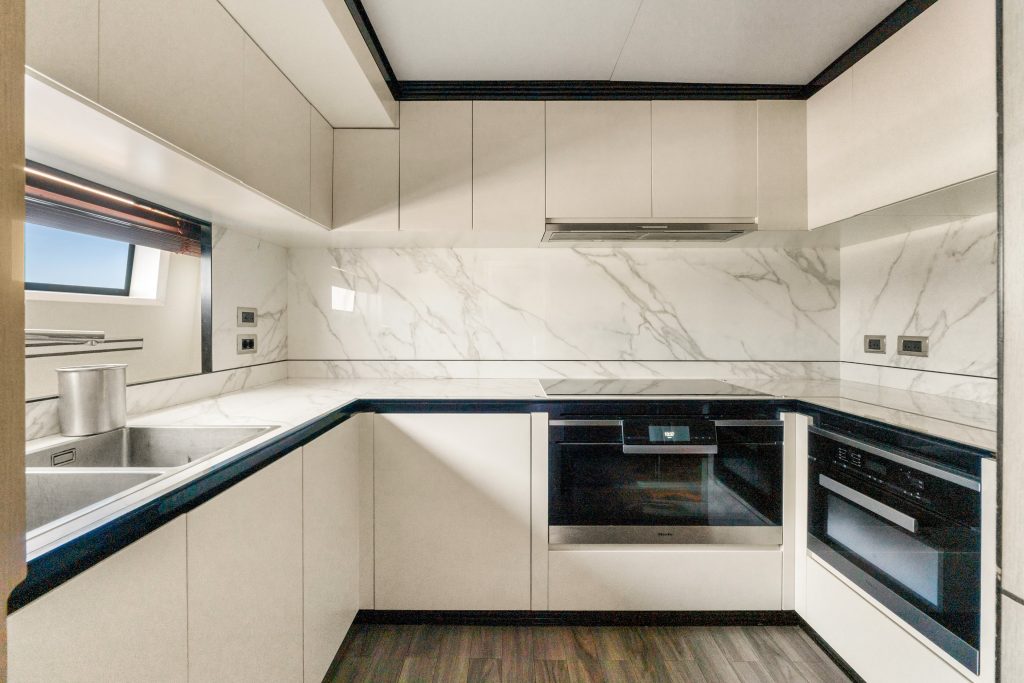 50 Sol Yacht – Kitchen