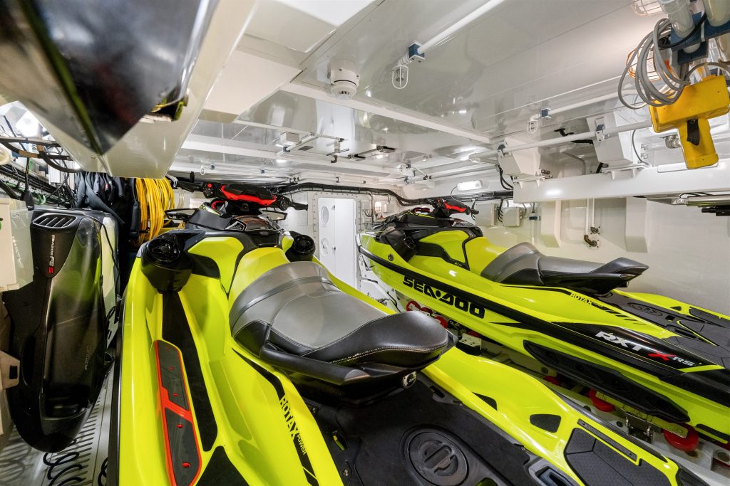 55 Sol Yacht – Garage