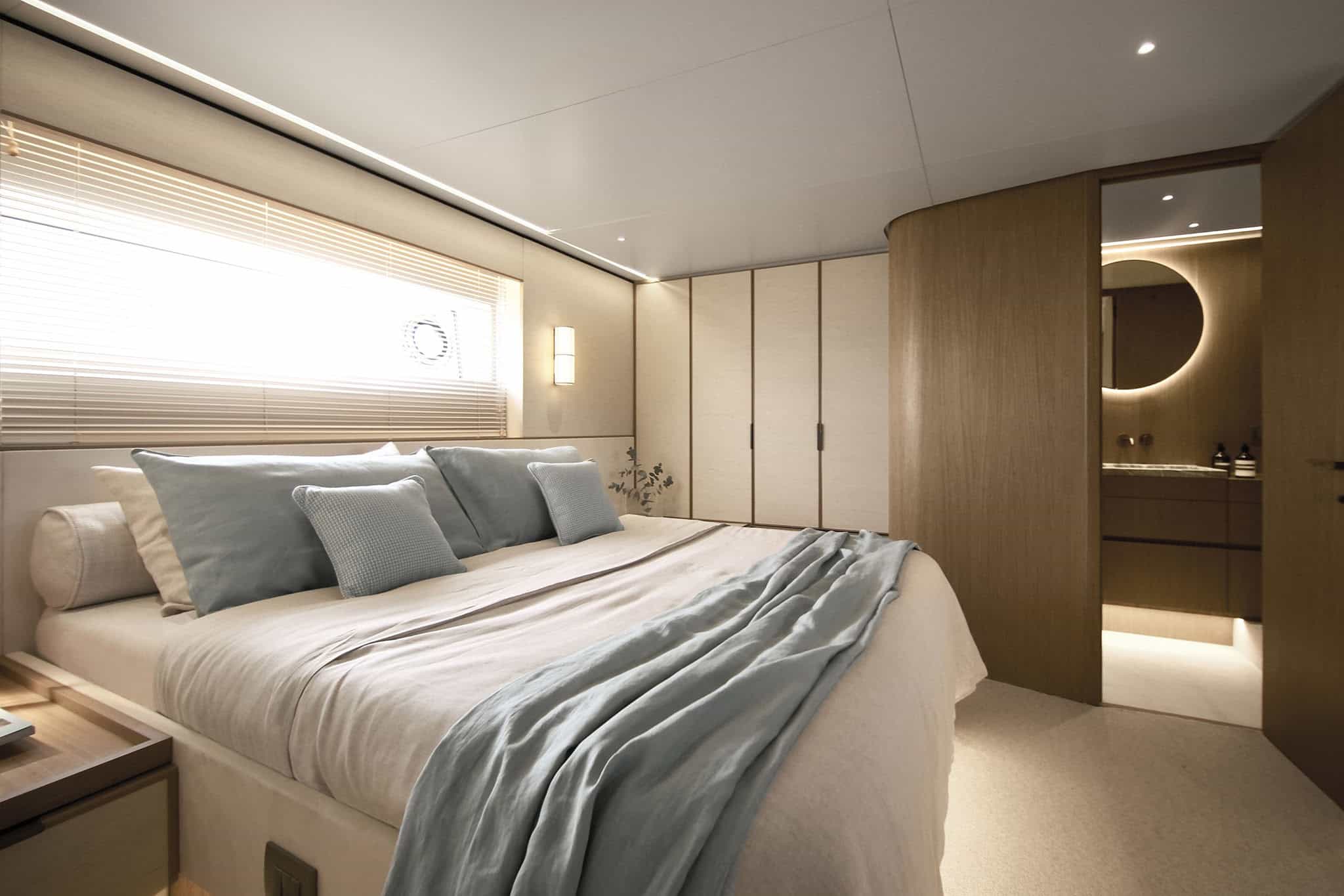 Azimut Seadeck 7 _Owner_s Cabin