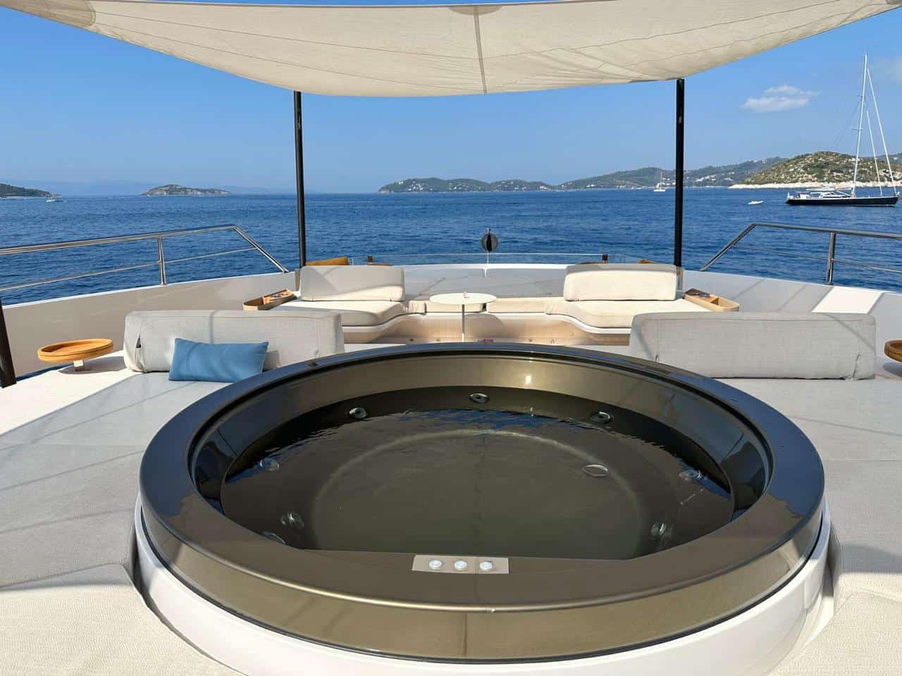 BOW JACUZZI – Copy