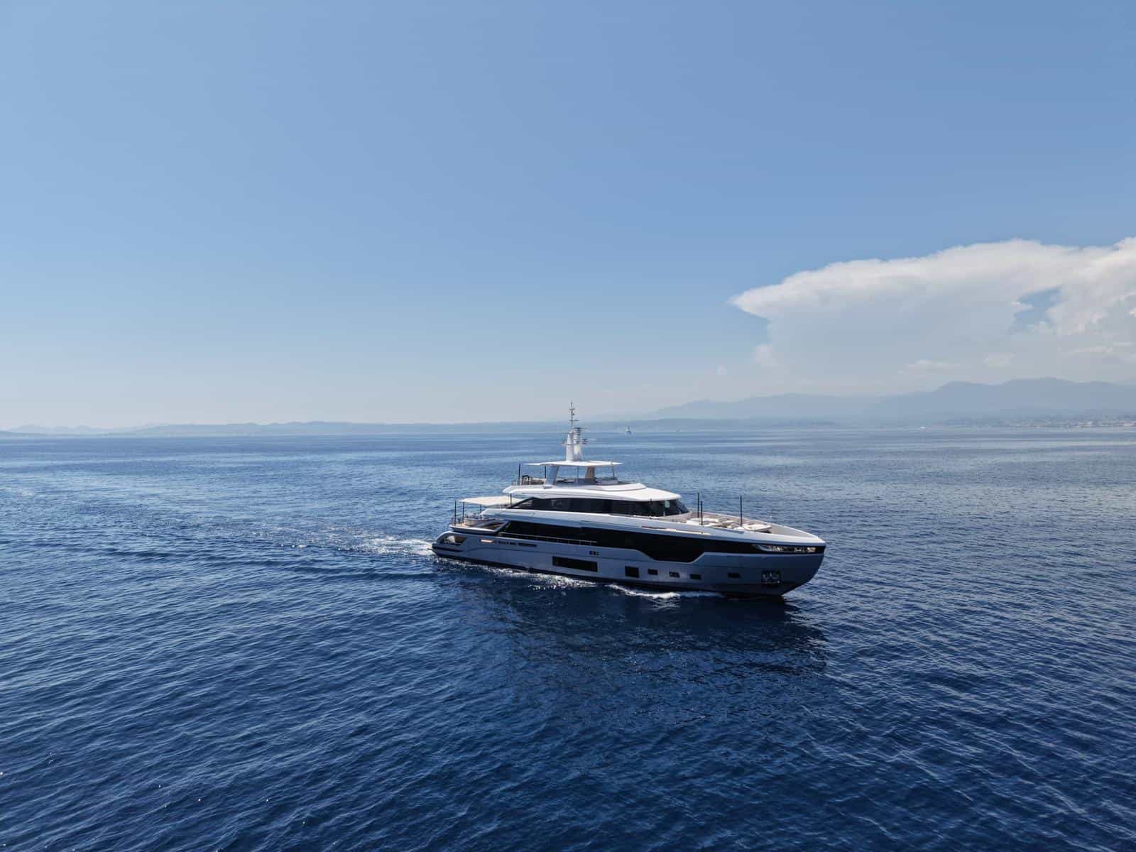 THE YACHT (4)